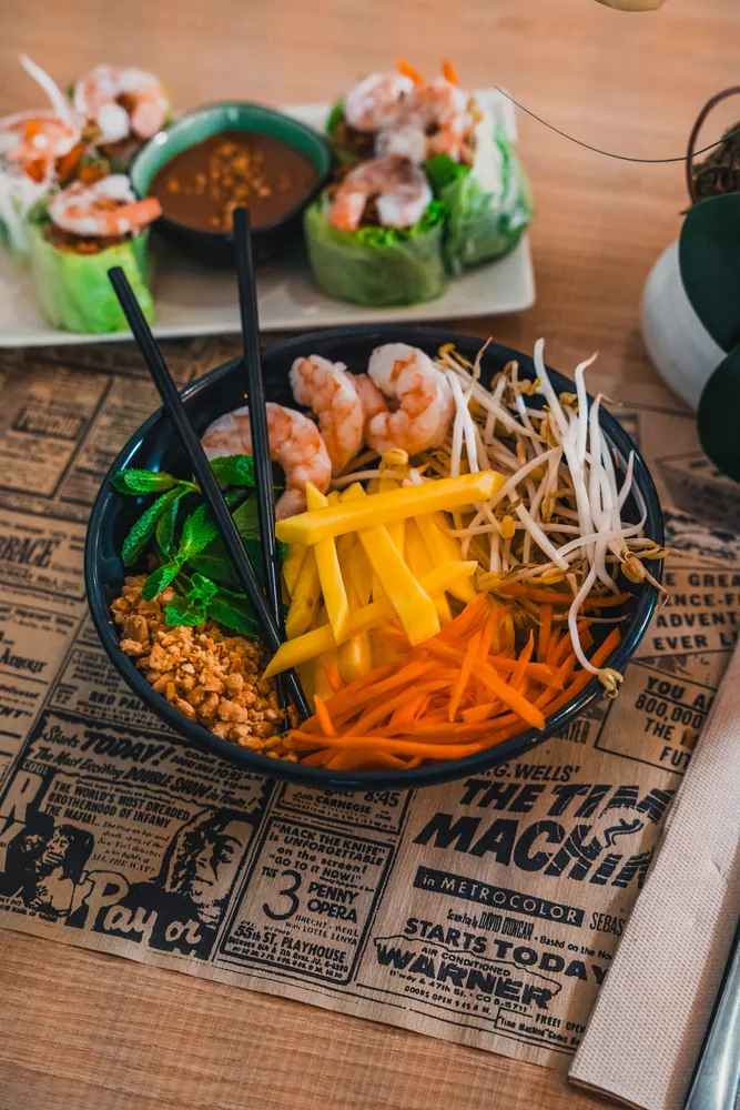 Amanida de mango i Nem Rau al restaurant vietnamita Kiu Nam a Barcelona