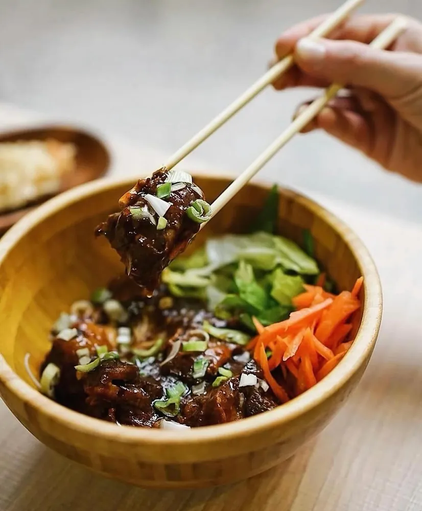 Costelles Meloses Caramel·litzades al restaurant vietnamita Kiu Nam a Barcelona